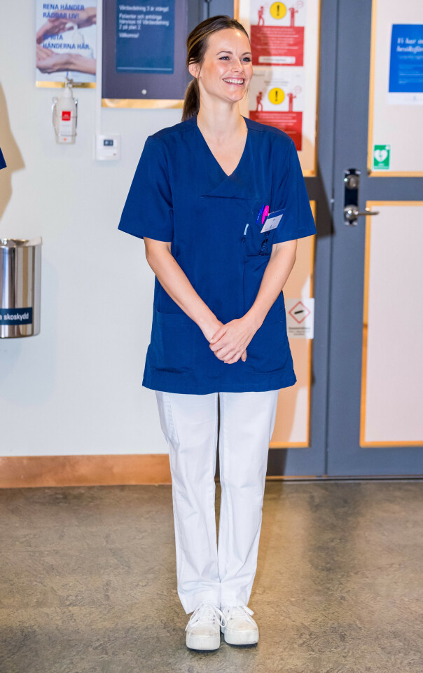 UNIFORM: Prinsessen må, i likhet med alle andre, bære uniform når hun er på jobb på sykehuset. Foto: NTB Scanpix UNIFORM: Prinsessen må, i likhet med alle andre, bære uniform når hun er på jobb på sykehuset. Foto: NTB Scanpix